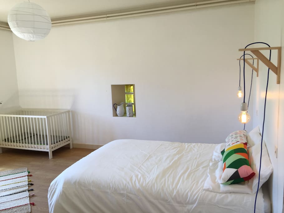 chambre double et lit bebe au RDC