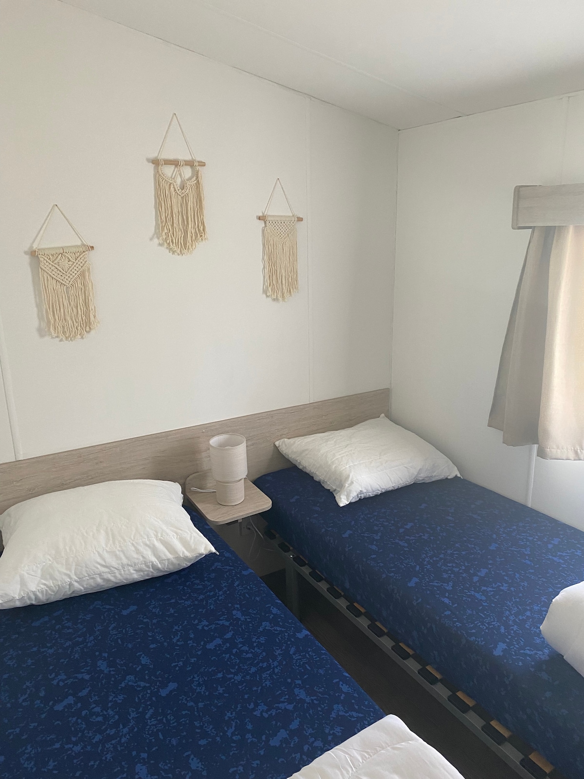 Chumba cha kulala na vitanda viwili vya mtu mmoja (80x200) na nafasi ya kabati 