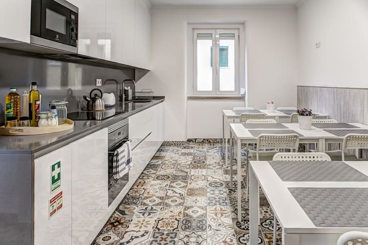 Home Out 2E – Apartment at City Center w/ Parking