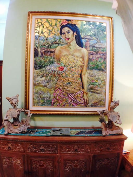 Balinese art & intricate Javanese pottery figures are among the art pieces that characterise this villa.