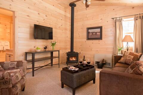 Romantic one-bedroom cabin near Smugglers Notch