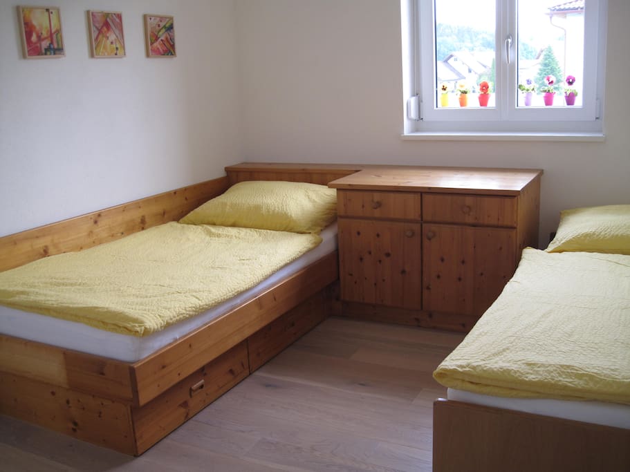 Schlafzimmer (Traunsteinblick) mit Vollholzmöbeln für 2 bzw. 3 Personen.Bedroom (Traunstein view) with wooden furnitures for 2-3 people.