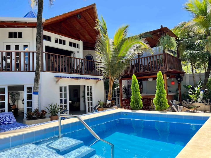 5BR Beautiful beach house steps away from the sea! Houses for Rent in
