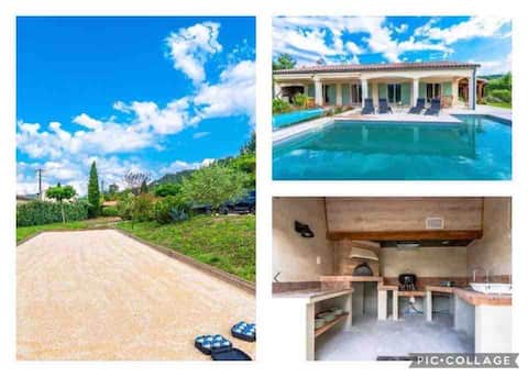 Villa with private pool and pétanque court.