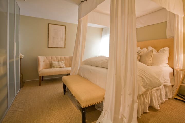 Your Private Manhattan Beach Oasis!