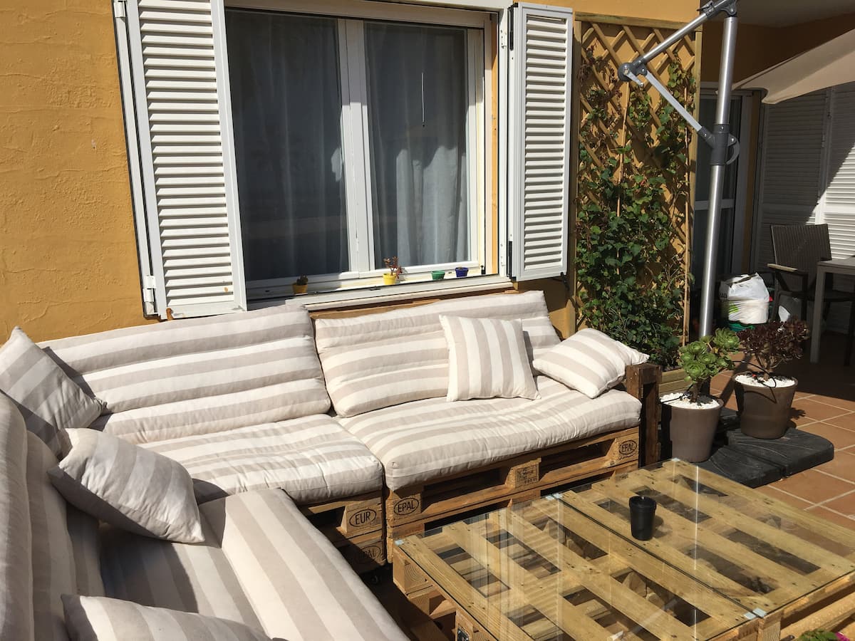 Zona chill out con muebles de palets en la terraza del apartamento vacacional Tarifa