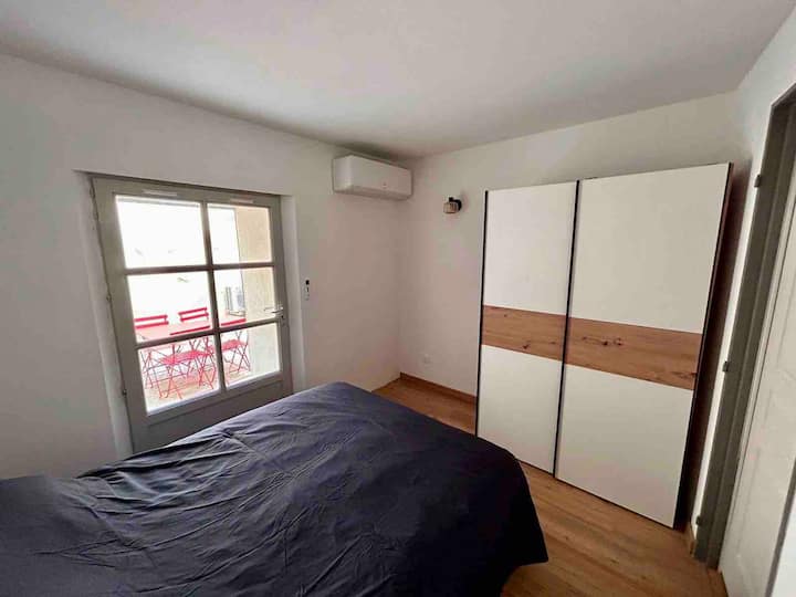 Ova klimatizirana soba površine 9 m2 opremljena je krevetom od 140 kreveta (s plahtama), stolićem i ormarom. 