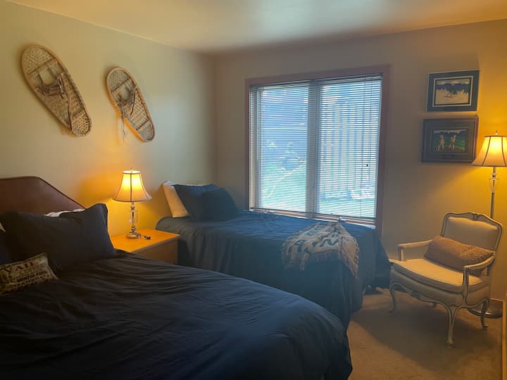 Druga spavaća soba, jedan bračni krevet (širine 150-179 cm) i jedan bračni krevet