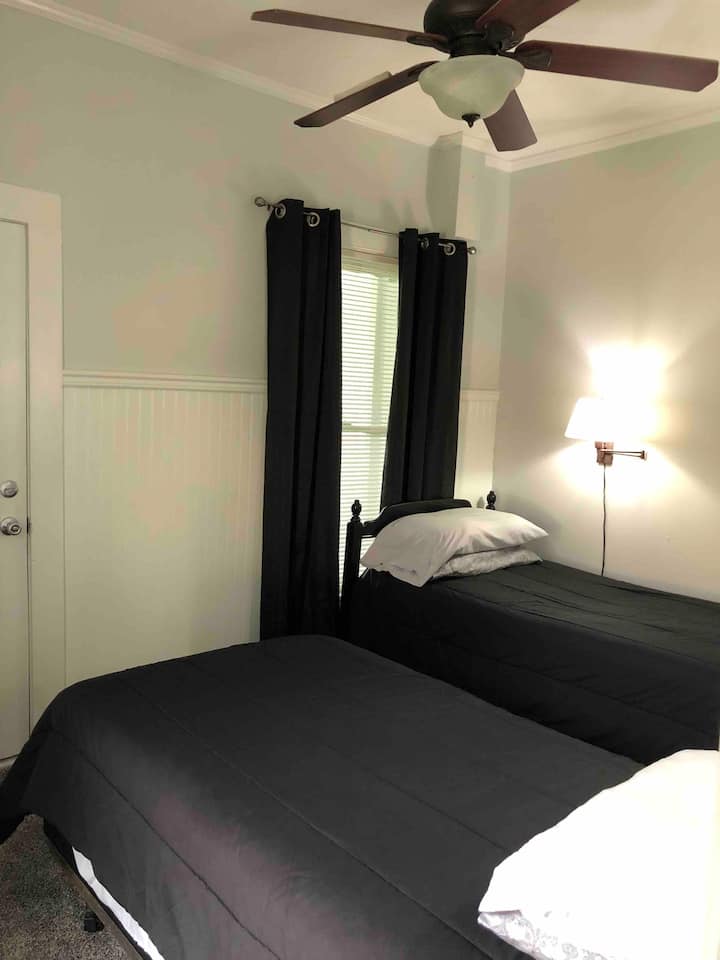 Dhoma e dytë e gjumit me dy krevate tek. Mbi çdo krevat ka drita individuale leximi. Kjo dhomë ka gjithashtu një ventilator tavani.