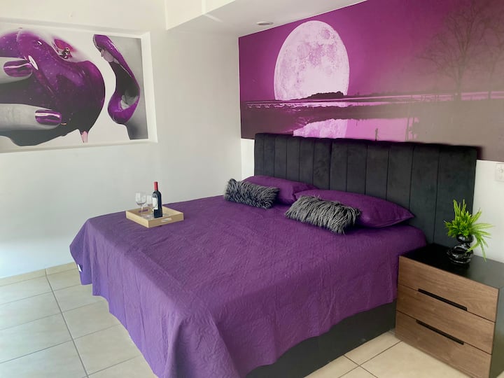 Hauptschlafzimmer mit einem Kingsize-Bett und Matratzen, die für deine Erholung konzipiert sind
