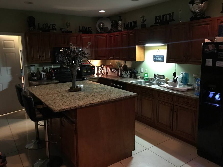Eat in kitchen, granite island and countertops