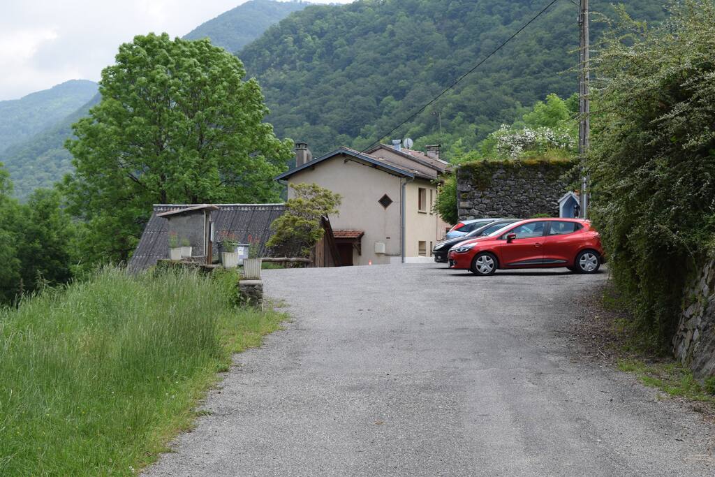 Parking à l'entrée du hameau