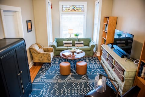 Charming, Spacious 3BR Lakeview Apt Near Transit