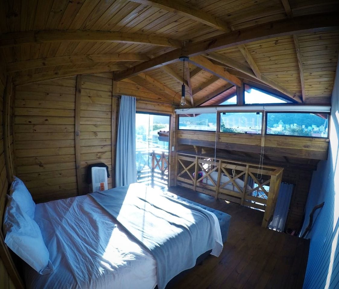 Habitación mezzanine con cama tamaño queen, aire acondicionado, vista panorámica, balcón y muy acogedora.