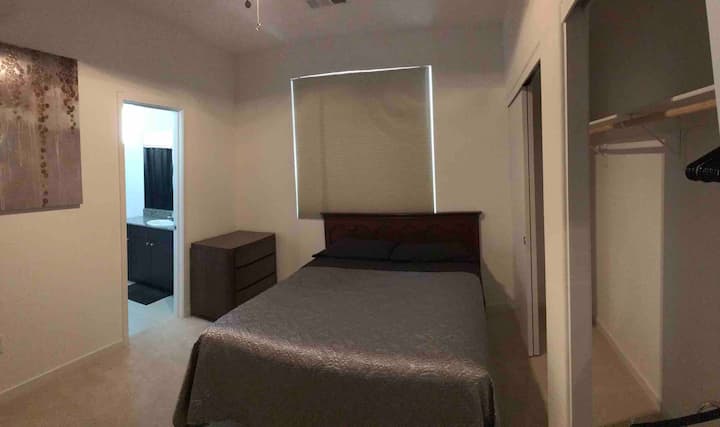 Andra sovrummet med dubbelsäng, full toalett, värmare, galgar och bagagehylla 