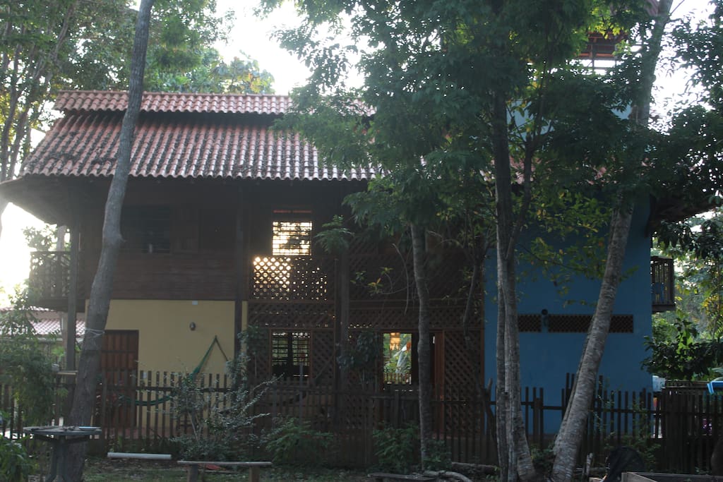 A lateral da casa: de um lado a outro, passa o vento.