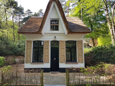 Beautiful authentic cottage in the forest