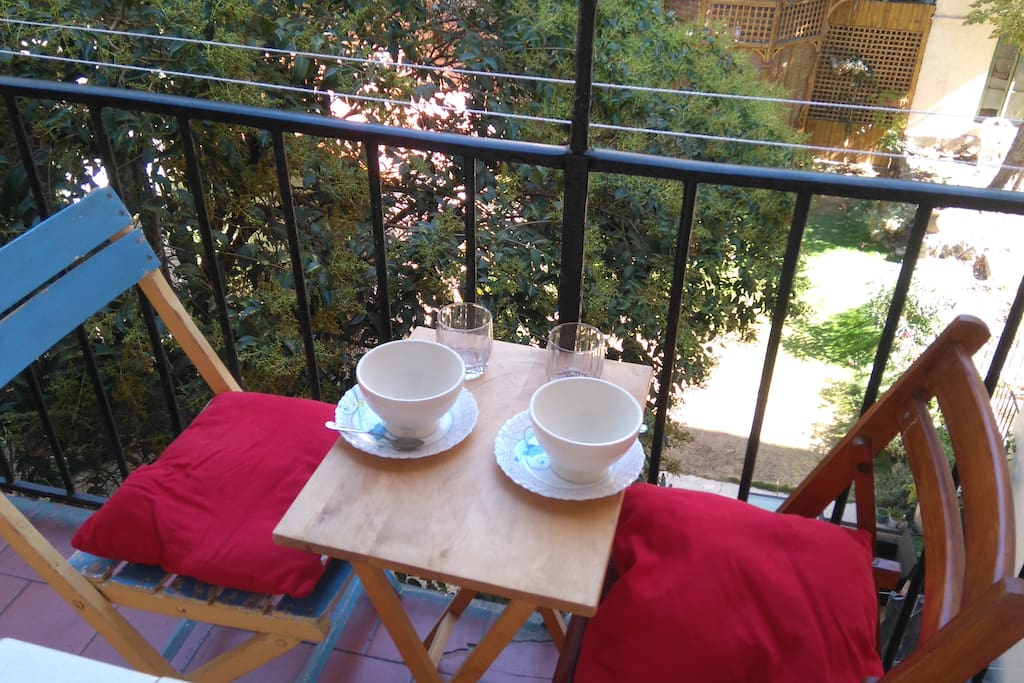 Balcon au soleil,
jolie vue sur le jardin