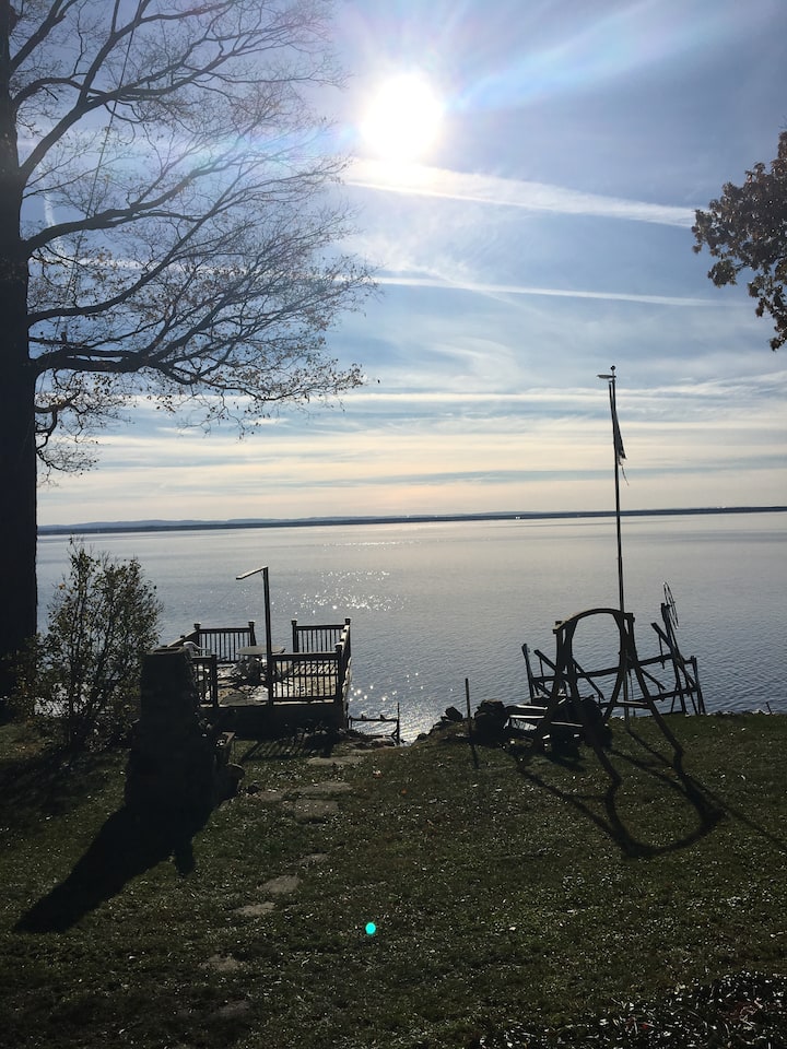 2 Bedroom Lake Front cottage. Sleeps up to 10! Houses for Rent in