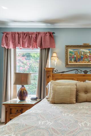 Spanish Manor with Pool and Amazing Location gallery image 2