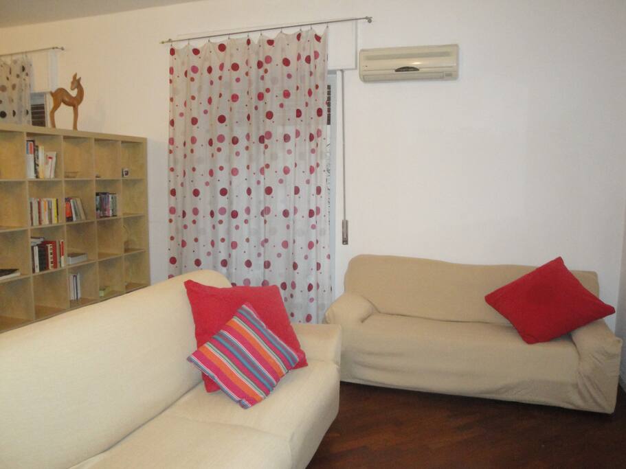 Salotto doppio con divani e tv