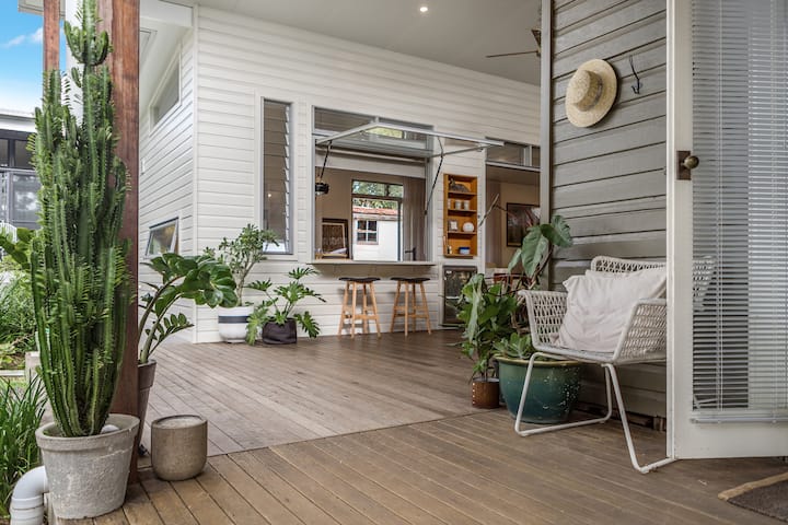 Влез во куќата од големиот покриен пристапен пат, многу простор за живеење на отворено за гостите во сите временски услови.