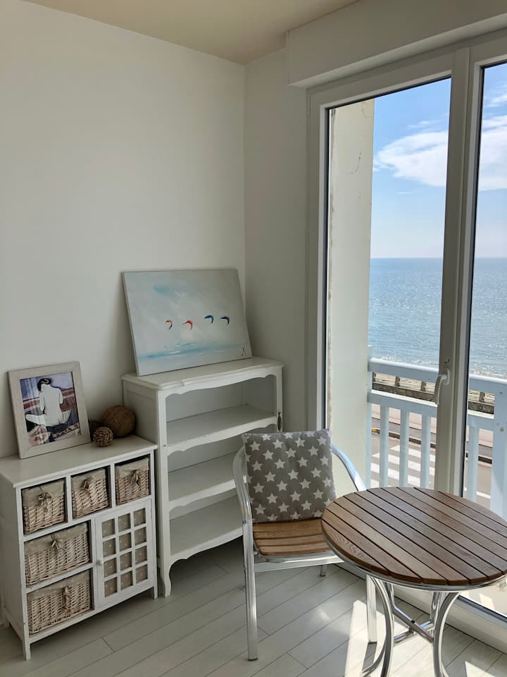 Suita kryesore përballë detit 