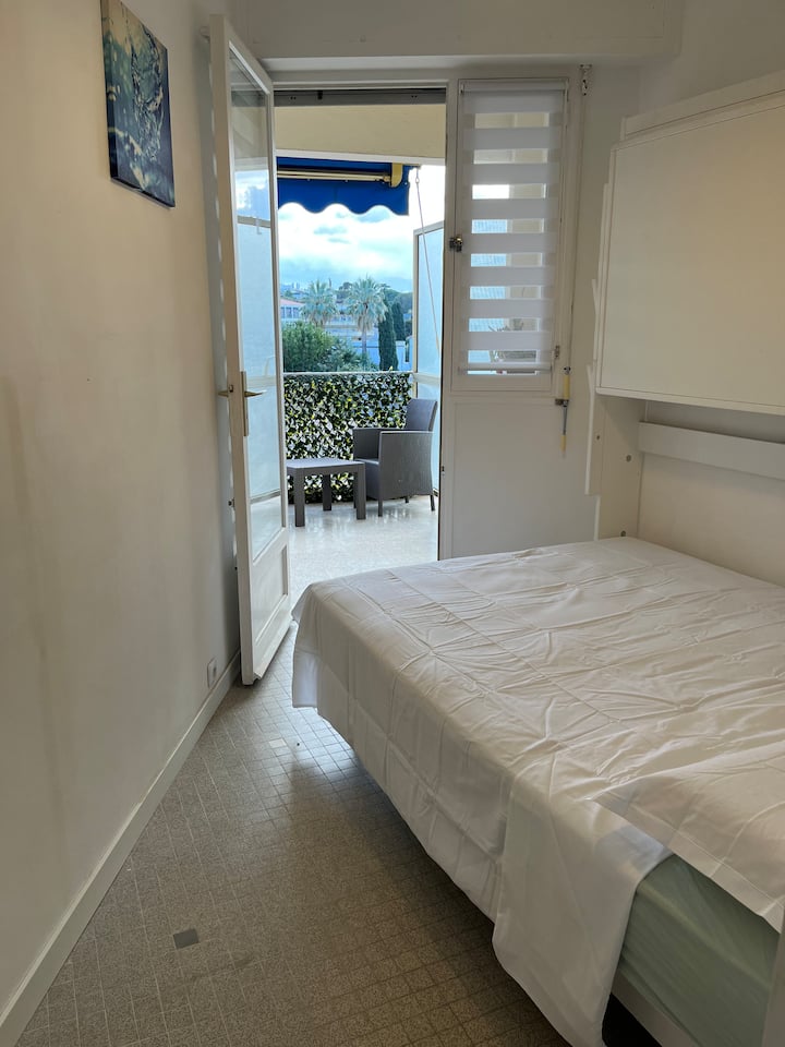 יציאה במרפסת מחדר השינה