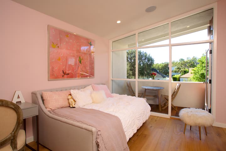 Spálňa s 2 plne vybavenými lôžkami a vysúvacím vozíkom