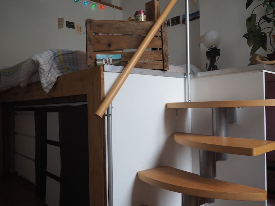 Quatre marches permettent d'accéder au lit.