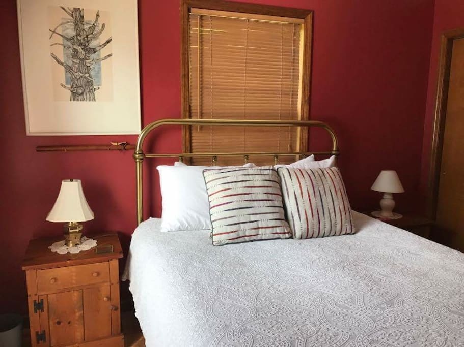 Red bedroom - queen-sized bed