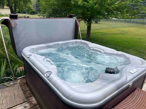 Ultimate 4-Bedroom Getaway w/ Hot Tub & Pool Table