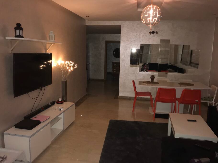 CHAMBRE 1 :Ambiance très cozy dans cet première chambre vous disposez d’un grand salon convertible et d’une salle à manger et un écran plat de 50 pouces avec chaînes par satellite.