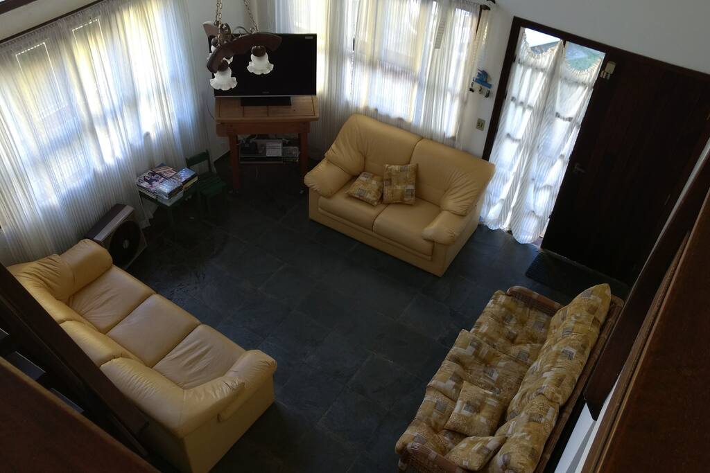 Ampla sala no piso inferior