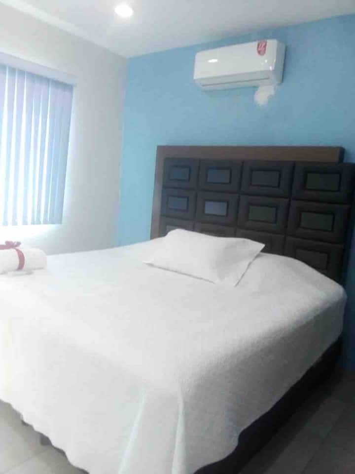 Mashuka na duvets ni ya ubora bora, pamba. Mito ni ya starehe sana na zaidi ya yote usafi kwenye nyumba ni bora.