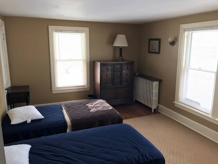 Front bedroom Twin beds 