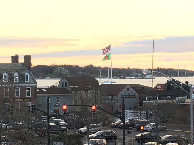 Gorgeous Condo w/Roof Deck, Harbor Views on Thames gallery image 3