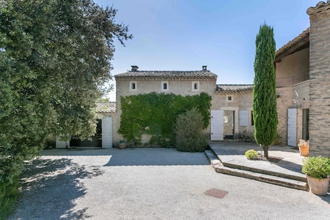 Magnificent 5 bedroom villa with pool near Gordes