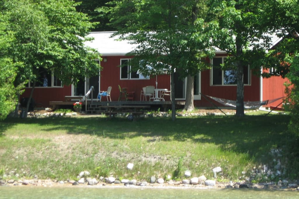 Torch Lake waterfront home close to Bellaire MI! Cottages for Rent