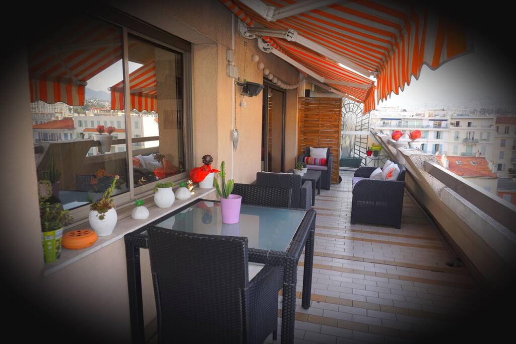 Vous prendrez vos petits déjeuner, déjeuner ou dîner sur la terrasse....