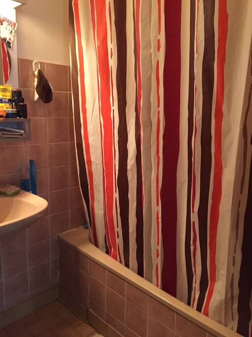 sdb avec douche, evier et deux miroirs + rangement
