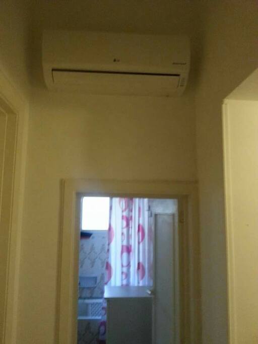 Condizionatore e porta del bagno