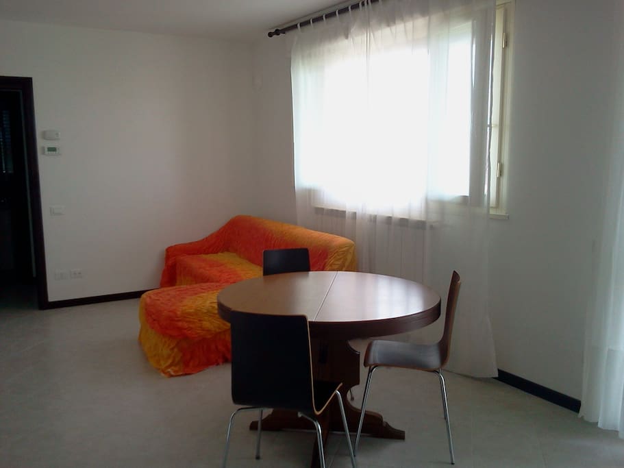 Sala+cucina con divano letto
