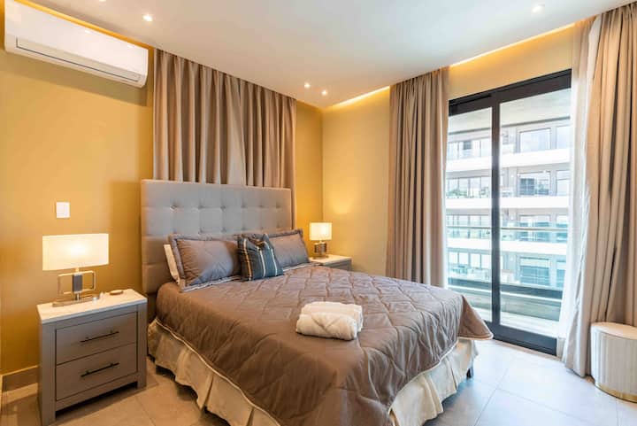 חדר שינה ראשי עם מרפסת פרטית, חדר ארונות וחדר אמבטיה צמוד.