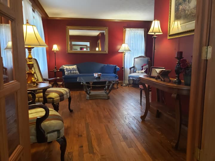 ห้องนั่งเล่นที่เป็นทางการเหมาะสำหรับการสนทนาที่เงียบสงบห่างจากฝูงชน สังเกตพื้นไม้ที่สวยงามมีต้นกำเนิดมาจากร้านขายของชำเก่าใกล้เคียง เจ้าของเดิมของบ้านได้รับการบูรณะแต่ละชิ้นและยึดติดกันรอบๆขอบ