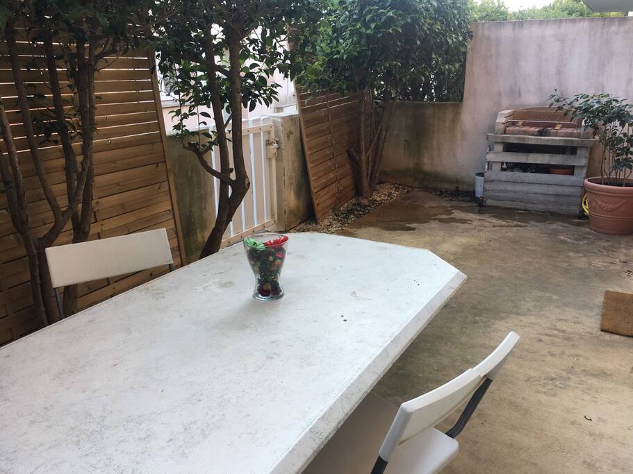 Table / chaises et barbecue à disposition