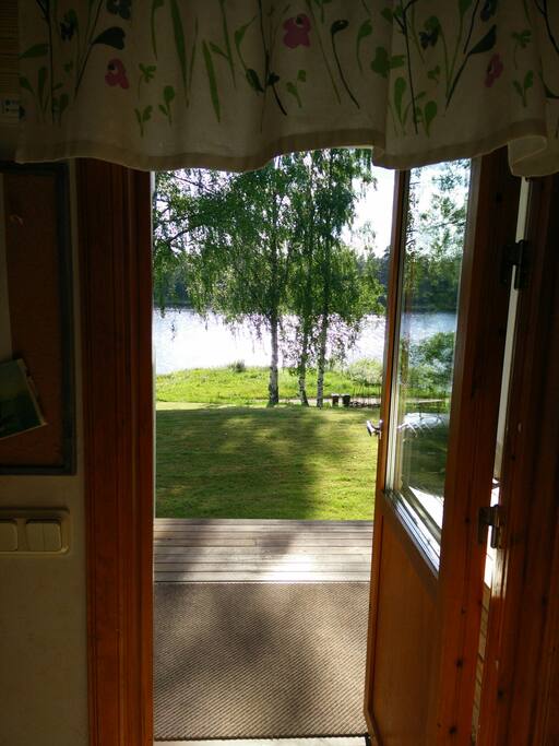 Vardagsrum med bäddsoffa och säng