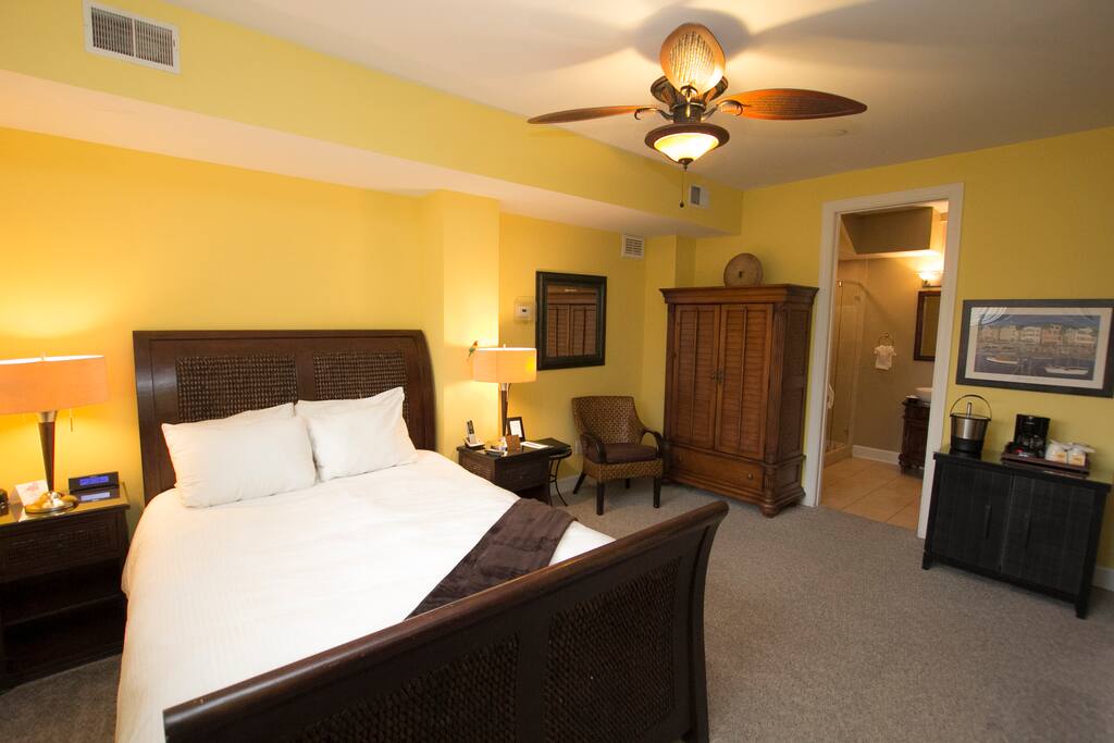 Queen bed with quality linens.