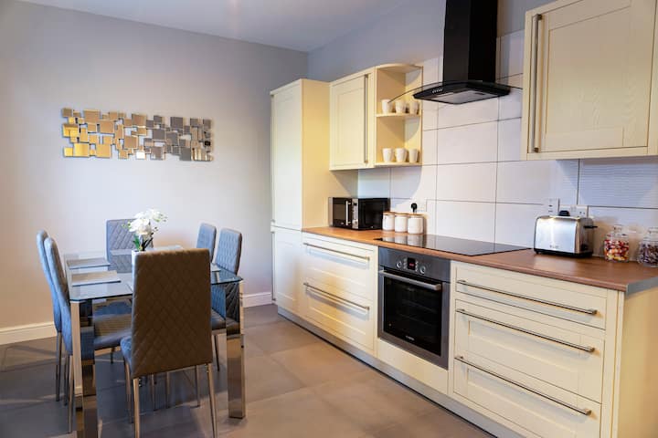 Modern Newly Refurbished 3 Bedroom House - Leeds