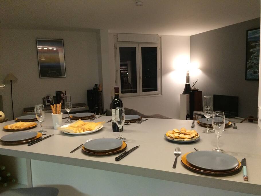 A six-person snack bar for romantic or friendly dinner